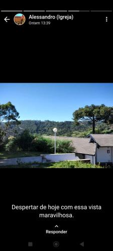 a screenshot of a picture of a house at Villa Hegus chales com hidro ar lareira in Campos do Jordão