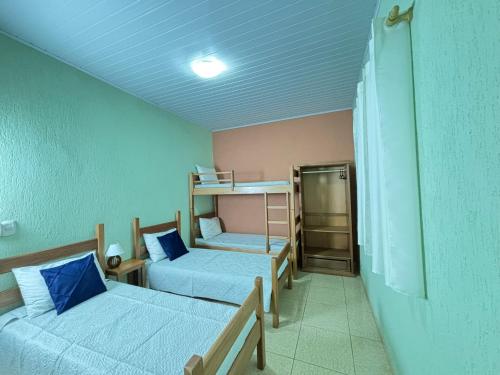 a room with two bunk beds in a room at Pousada Recanto dos Maximianos in Jarinu