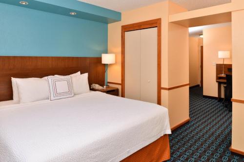 Postel nebo postele na pokoji v ubytování Fairfield Inn & Suites Cleveland Avon