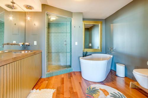Un baño con bañera, ducha y lavabo. en Luxe Dtwn Reno Penthouse about 3 Mi to Casinos!, en Reno