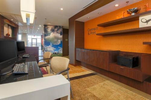 Televisyen dan/atau pusat hiburan di Fairfield Inn & Suites by Marriott Cotulla