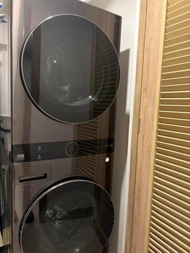 eine Mikrowelle und ein Toaster in einer Küche in der Unterkunft Cartagena-Acogedor MorrosEOS Salida directa al mar in Cartagena de Indias