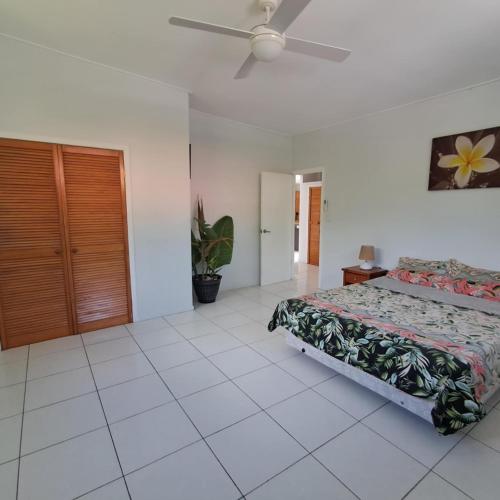 Кровать или кровати в номере Eryns Muri Palms