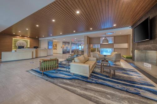 TV a/nebo společenská místnost v ubytování Fairfield Inn & Suites by Marriott Charlotte Belmont
