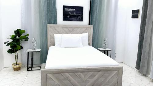 a bedroom with a bed with white sheets and pillows at Blanco Oasis in Banks