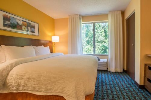 コロンバスにあるFairfield Inn & Suites by Marriott Columbusの大きなベッドと窓のあるホテルの部屋