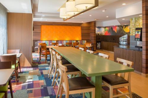 コロンバスにあるFairfield Inn & Suites by Marriott Columbusのダイニングルーム(緑のテーブルと椅子付)