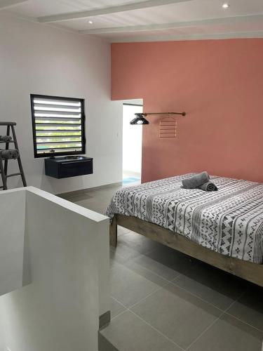 Llit o llits en una habitació de Boho garden Apt B
