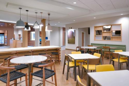 a restaurant with tables and chairs and a bar at Fairfield Inn & Suites by Marriott Rockport in Rockport