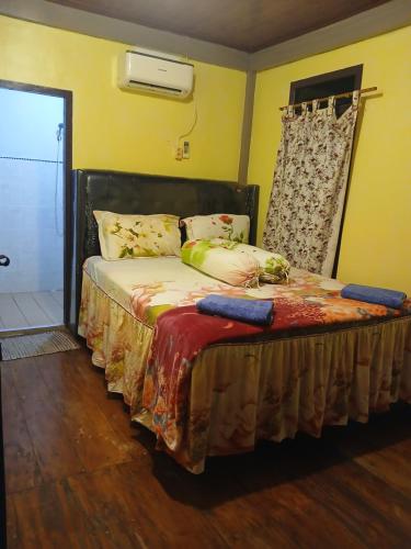 Katil atau katil-katil dalam bilik di KeyHole Surf Camp