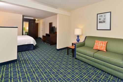 Posezení v ubytování Fairfield Inn & Suites by Marriott Cedar Rapids