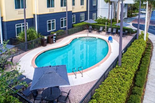Kolam renang di atau dekat dengan Fairfield Inn and Suites by Marriott Naples