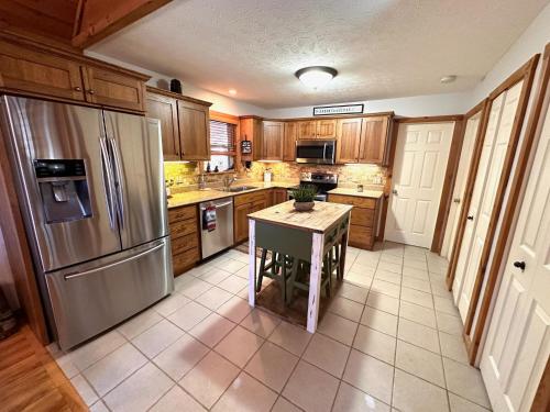 Η κουζίνα ή μικρή κουζίνα στο Cabin-Home in Maggie Valley NC-with Heating & AC, WiFi, Fireplace, Full Kitchen