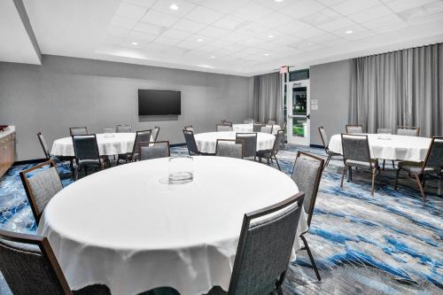 Μια τηλεόραση ή/και κέντρο ψυχαγωγίας στο Fairfield Inn & Suites Columbus New Albany