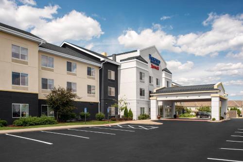 eine Darstellung eines Hotels mit Parkplatz in der Unterkunft Fairfield by Marriott Inn & Suites Columbus Hilliard in Columbus
