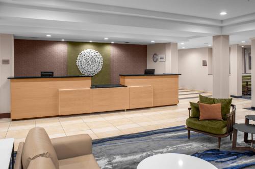 eine Lobby mit einer Rezeption und einem Wartezimmer in der Unterkunft Fairfield by Marriott Inn & Suites Columbus Hilliard in Columbus