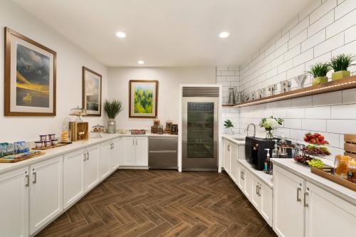 Una cocina o cocineta en Delta Hotels by Marriott Helena Colonial