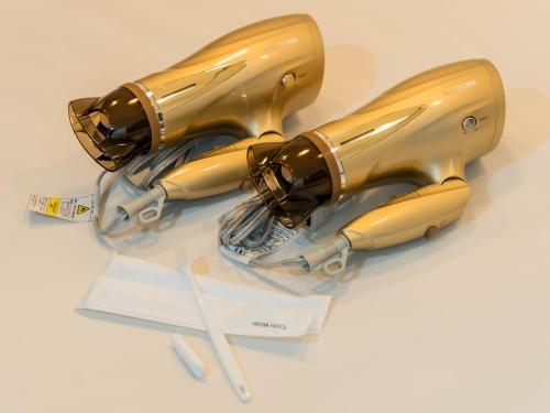 a pair of gold stoves on a table at 心斎橋梅田京都usjなど人気観光エリアへアクセス抜群4ベットルーム3階建て貸切 in Osaka