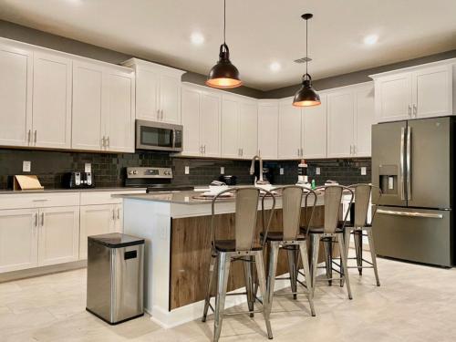 Køkken eller tekøkken på Luxury 6 Bedroom 5 bath poolHome 214