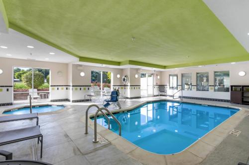 Kolam renang di atau dekat dengan Fairfield Inn & Suites Columbia
