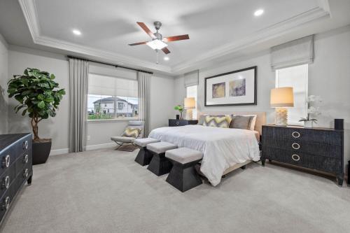 Un dormitorio con una cama y un ventilador de techo. en Ouray Street - Commerce City, en Henderson