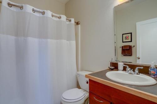 ein Badezimmer mit Waschbecken, Toilette und Spiegel in der Unterkunft Surf's Up 30 Day Minimum in Hood River