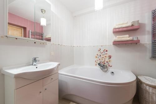 Ένα μπάνιο στο White Home Apartment