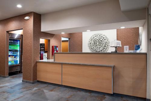 Fairfield Inn and Suites Beloitにあるキッチンまたは簡易キッチン