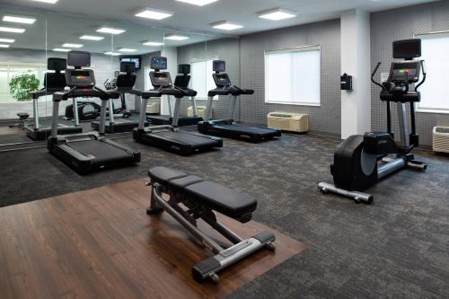 Fairfield Inn and Suites Beloitにあるフィットネスセンターまたはフィットネス設備
