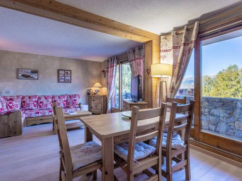 un salon avec une table et des chaises en bois dans l'établissement La Plagne: Appartement 3 pièces, 6 pers, proche centre & pistes - FR-1-353-145, à La Plagne Tarentaise