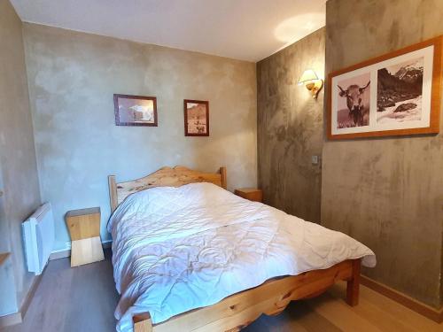 une chambre avec un lit dans une pièce dans l'établissement La Plagne: Appartement 3 pièces, 6 pers, proche centre & pistes - FR-1-353-145, à La Plagne Tarentaise