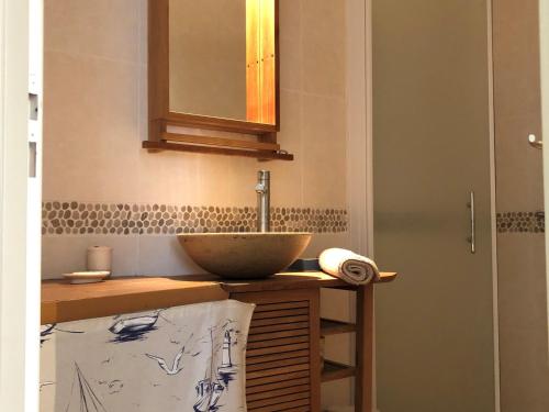 La salle de bains est pourvue d'un lavabo sur un comptoir. dans l'établissement Maison lumineuse proche plage, Wifi, séjour idéal à Saint Jean de Monts - FR-1-323-557, à Saint-Jean-de-Monts