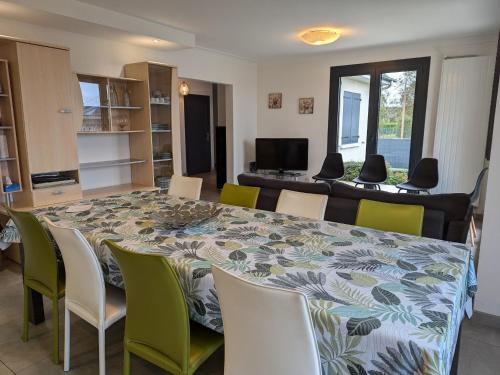 une salle à manger avec une grande table et des chaises dans l'établissement Maison moderne avec jardin, animaux acceptés, Wi-Fi, stationnement privé - FR-1-590-539, à Épieds-en-Beauce