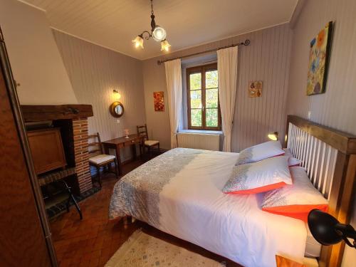 ein Schlafzimmer mit großem Bett und Fenster in der Unterkunft Longère de charme rénovée, 2 chambres, proche Orléans - FR-1-590-553 in Ligny-le-Ribault