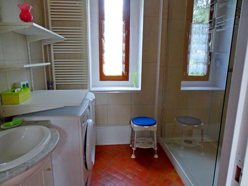 ein Badezimmer mit Waschbecken und Waschmaschine in der Unterkunft Longère de charme rénovée, 2 chambres, proche Orléans - FR-1-590-553 in Ligny-le-Ribault