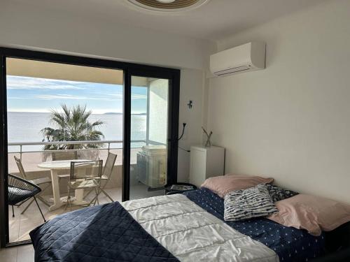 Postel nebo postele na pokoji v ubytování Appartement rénové avec garage et climatisation au Lavandou - FR-1-251-850