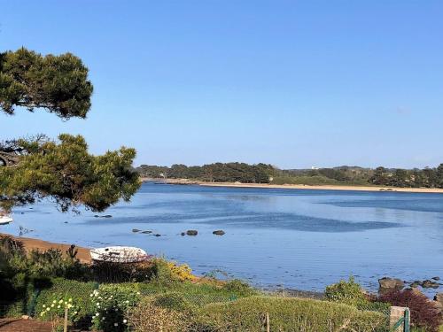 Maison bretonne face à la mer avec WIFI et parking à Trégastel - FR-1-368-442