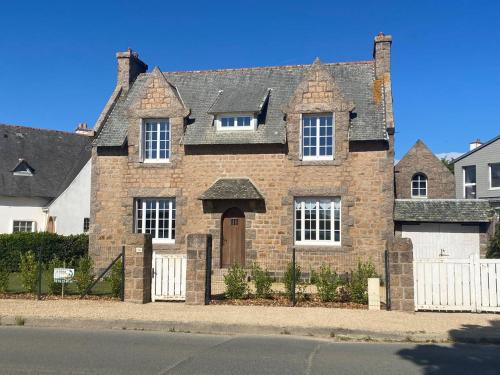 Photo de la galerie de l'établissement Maison bretonne face à la mer avec WIFI et parking à Trégastel - FR-1-368-442, à Trégastel
