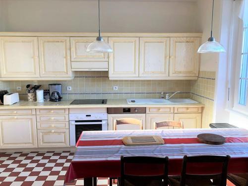 Photo de la galerie de l'établissement Maison bretonne face à la mer avec WIFI et parking à Trégastel - FR-1-368-442, à Trégastel