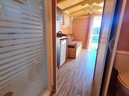 une petite salle de bain avec un lavabo et des toilettes dans l'établissement Roulotte bohème confortable à la ferme pédagogique près de Nancy - FR-1-584-365, à Burthecourt-aux-Chênes