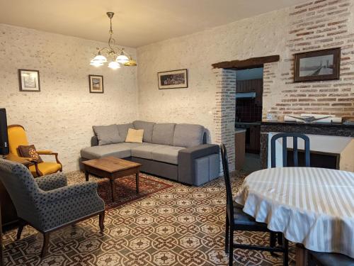 un salon avec un canapé et une table dans l'établissement Gîte calme près de Meung-sur-Loire avec jardin et terrasse - FR-1-590-537, à Meung-sur-Loire