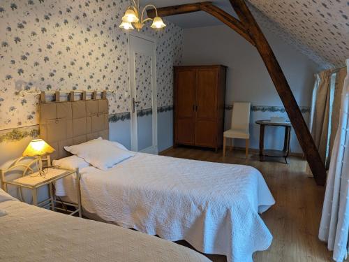 a bedroom with two beds and a table with a lamp at Gîte calme près de Meung-sur-Loire avec jardin et terrasse - FR-1-590-537 in Meung-sur-Loire