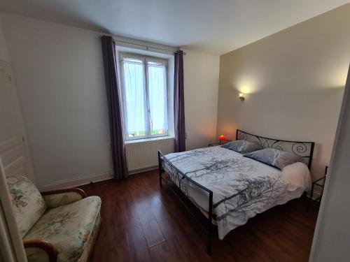 Postel nebo postele na pokoji v ubytování Charmant duplex avec parking et Wi-Fi près de Montargis - FR-1-590-546