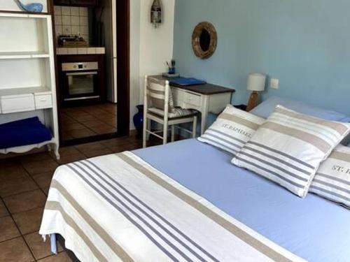 Een bed of bedden in een kamer bij Gîte créole chic avec piscine, clim et wifi - FR-1-786-39