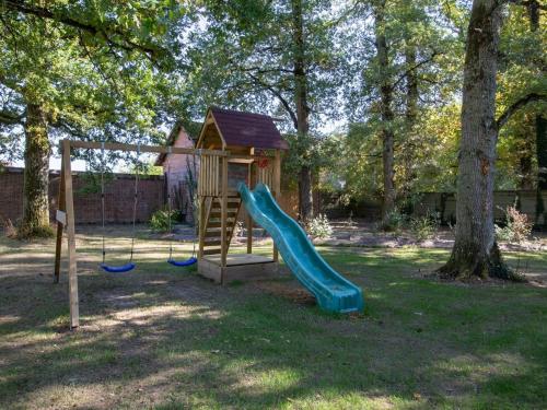 a playground with a slide and a play house at Gîte Sologne 4* pour 7 pers., jardin, rando, proche Orléans - FR-1-590-552 in Ligny-le-Ribault