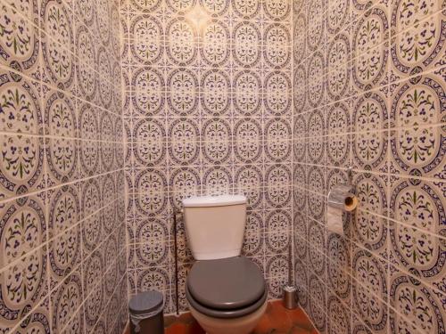 a bathroom with a toilet and a wall at Gîte Sologne 4* pour 7 pers., jardin, rando, proche Orléans - FR-1-590-552 in Ligny-le-Ribault