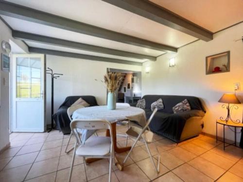 un salon avec une table et un canapé dans l'établissement Charmant gîte en forêt avec terrasse et Wifi à Plombières-les-Bains - FR-1-589-769, à Plombières-les-Bains