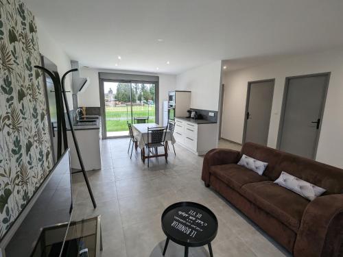 un salon avec un canapé et une table dans l'établissement Maison rénovée avec jardin et parking, proche Orléans, animaux acceptés - FR-1-590-561, à Épieds-en-Beauce