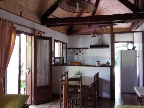 Η κουζίνα ή μικρή κουζίνα στο Chalet créole à Salazie : gîte familial tout équipé - FR-1-786-31