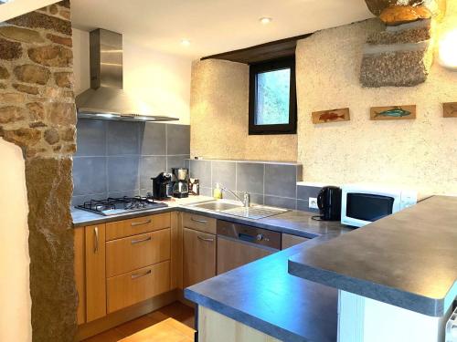 Photo de la galerie de l'établissement Charmante maison bretonne avec WIFI à 800m de la mer - Trégastel - FR-1-368-448, à Trégastel